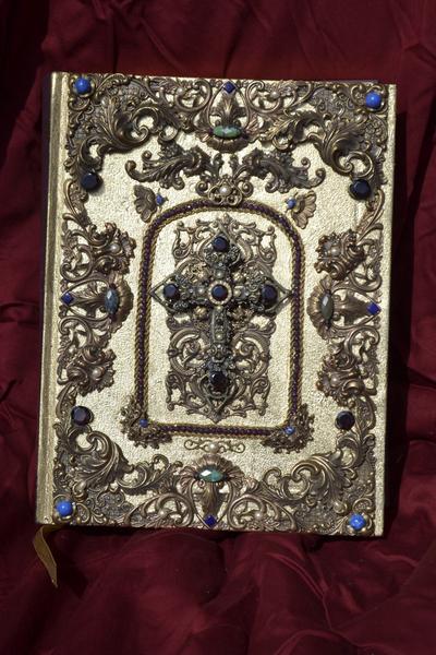 Jo Marz family size jeweled KJV Bible with garnets and pearls ornate gold cover with decorative cross